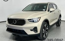 2025 Volvo XC40 B5 Ultra Bright Theme